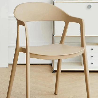 Moderner Esszimmerstuhl im minimalistischen Stil
