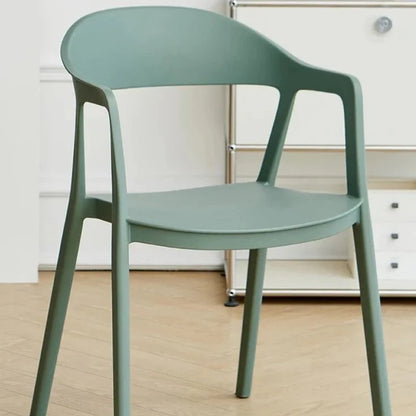 Moderner Esszimmerstuhl im minimalistischen Stil