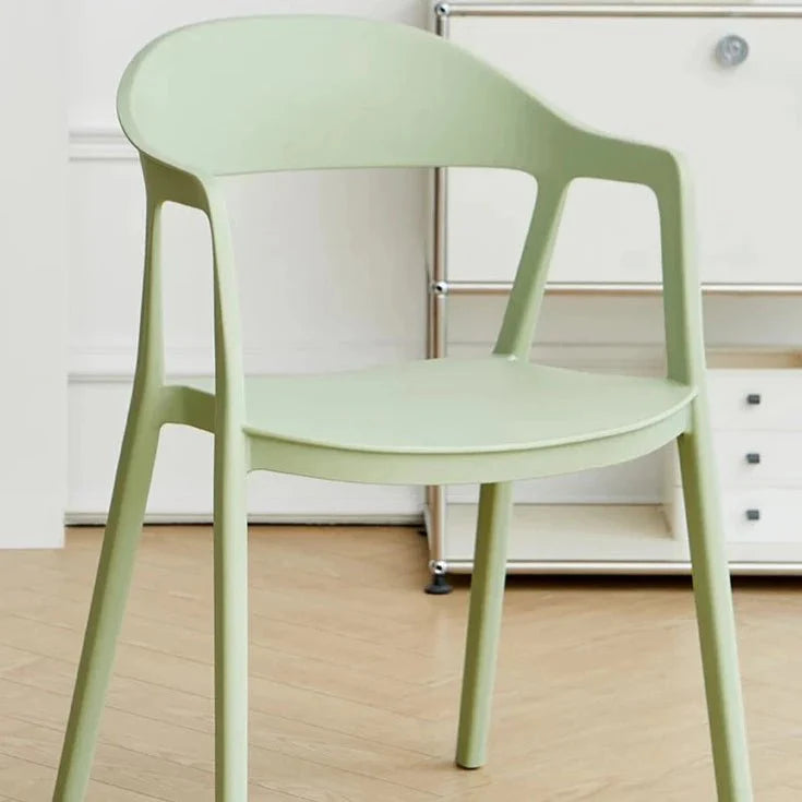 Moderner Esszimmerstuhl im minimalistischen Stil