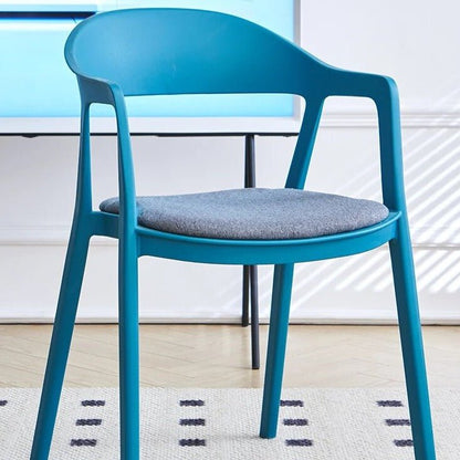 Moderner Esszimmerstuhl im minimalistischen Stil