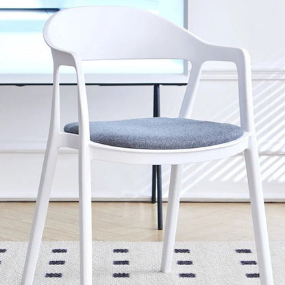 Moderner Esszimmerstuhl im minimalistischen Stil