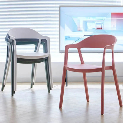 Moderner Esszimmerstuhl im minimalistischen Stil