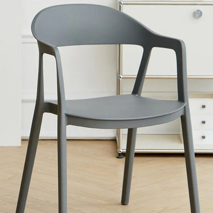 Moderner Esszimmerstuhl im minimalistischen Stil