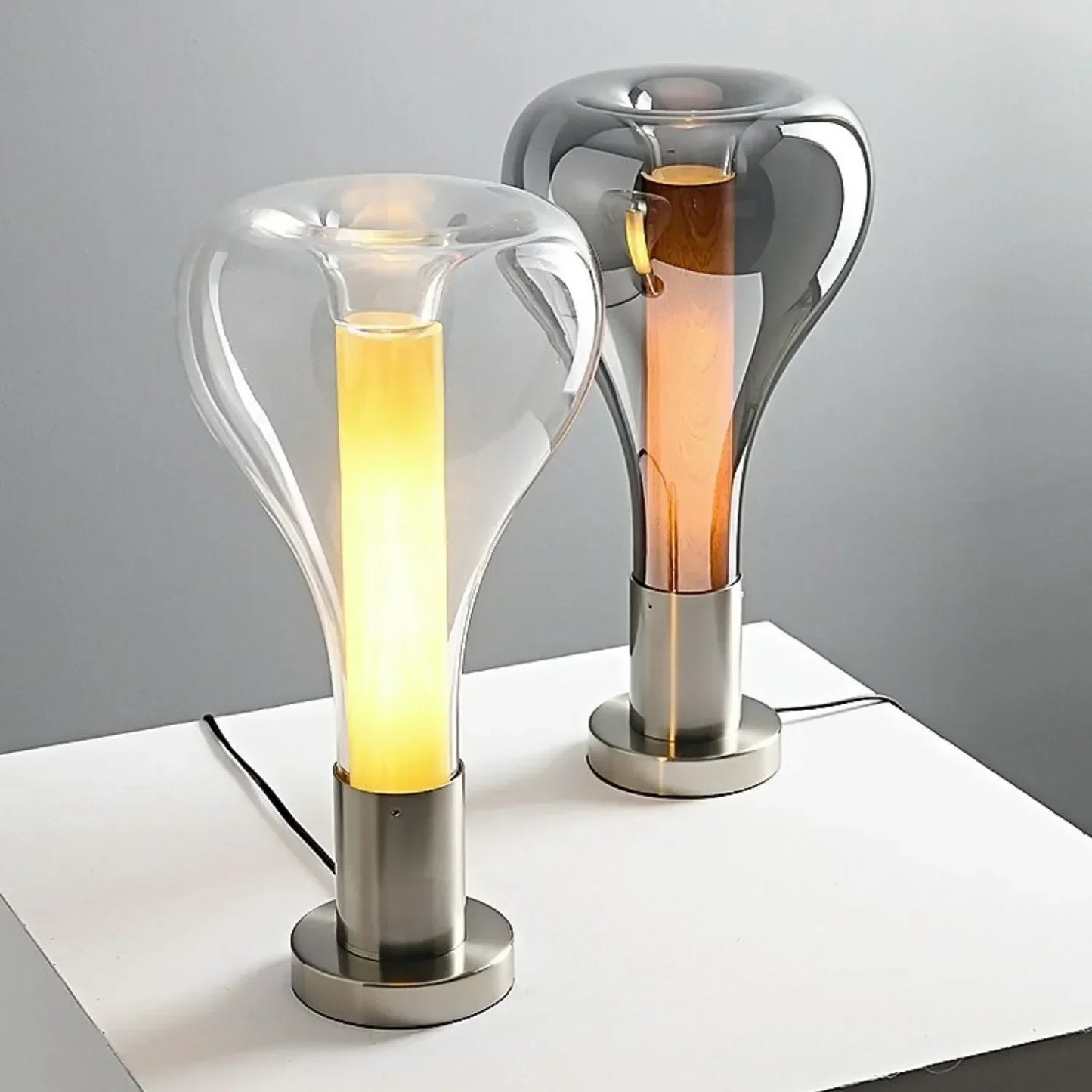 Elegante Tischlampe mit Holzfuß und Glaskuppel