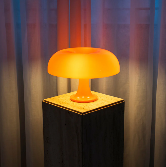 Garduru Tischlampe – Ikonisches Design und Warme Atmosphäre