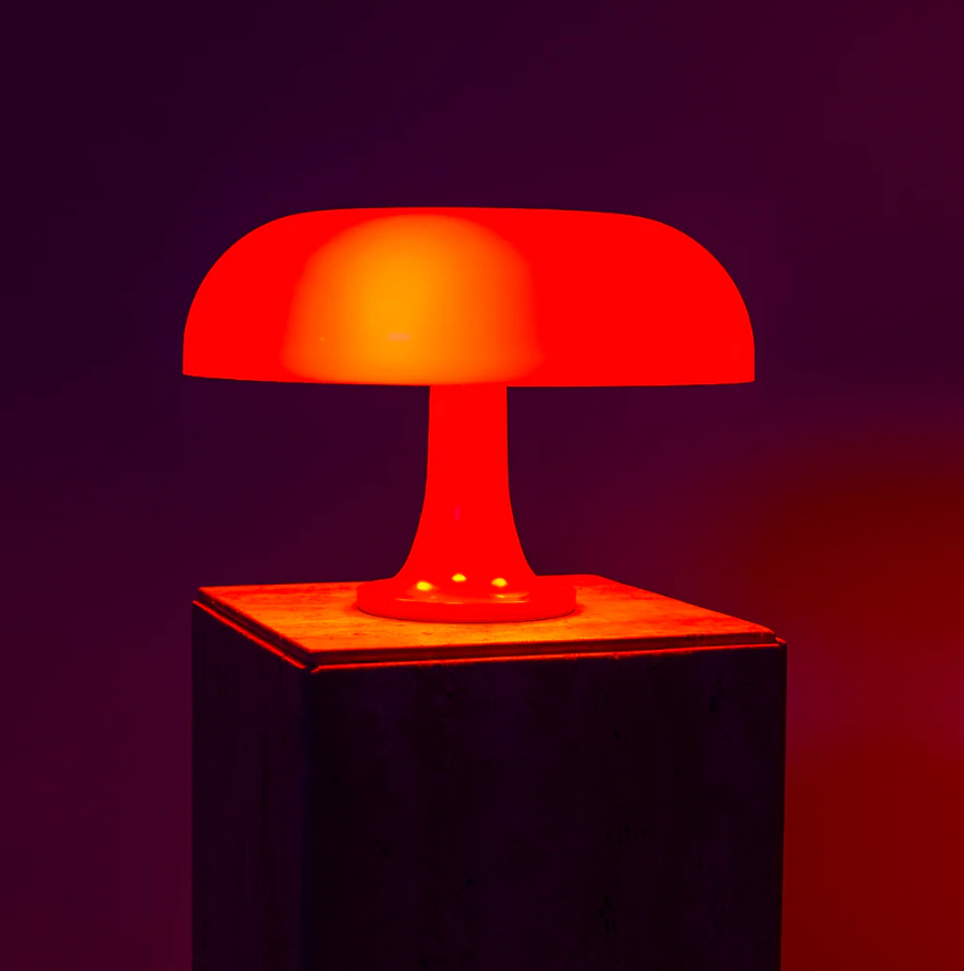 Garduru Tischlampe – Ikonisches Design und Warme Atmosphäre
