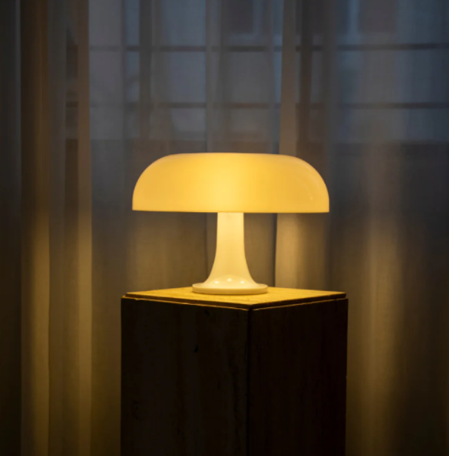 Garduru Tischlampe – Ikonisches Design und Warme Atmosphäre