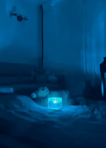 Royellure Aurora Northern Lights Cube – 16-Farben LED Prisma Lampe mit Holzfuß