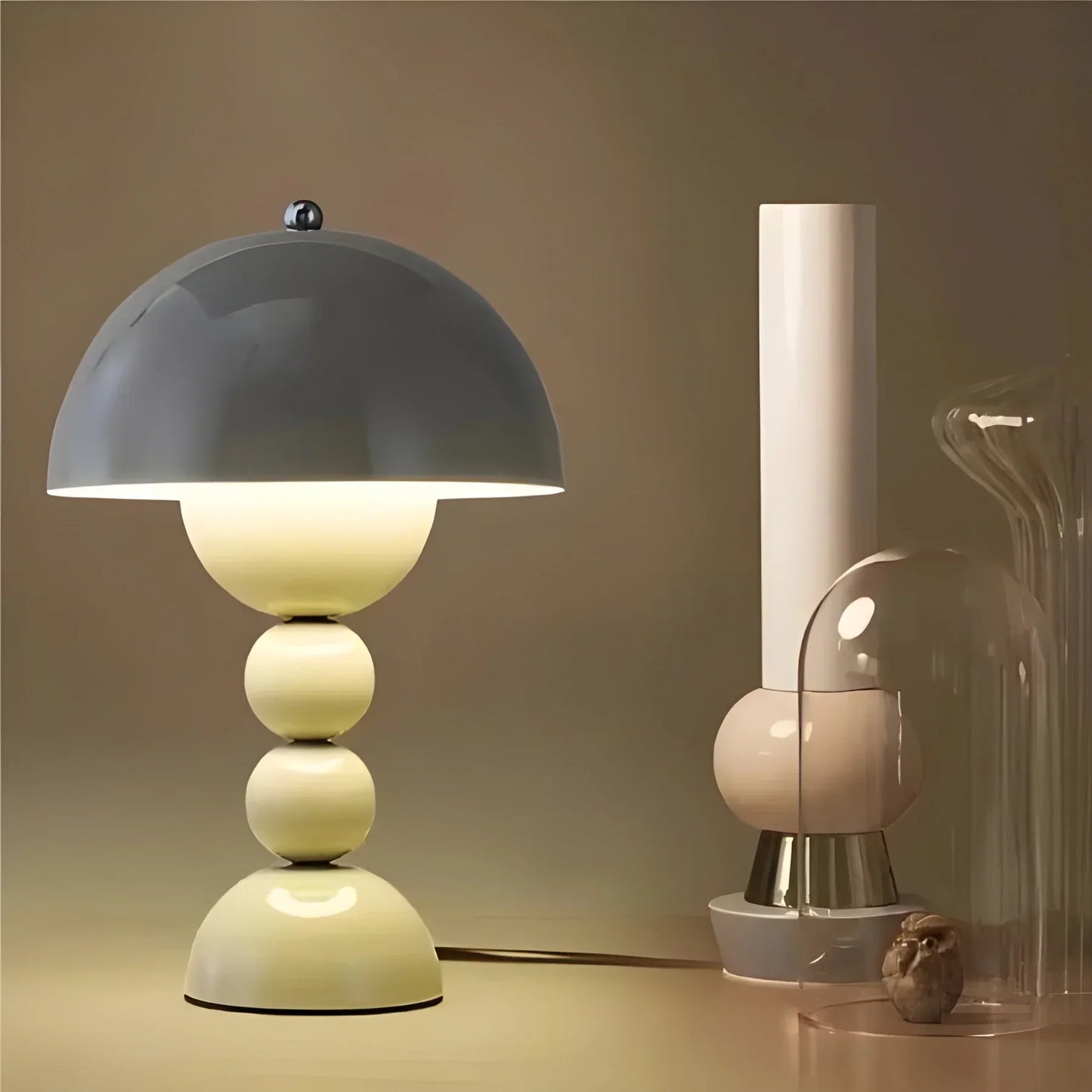 Moderne geometrische Tischlampe - Stilvolles skandinavisches Design mit buntem Fuß