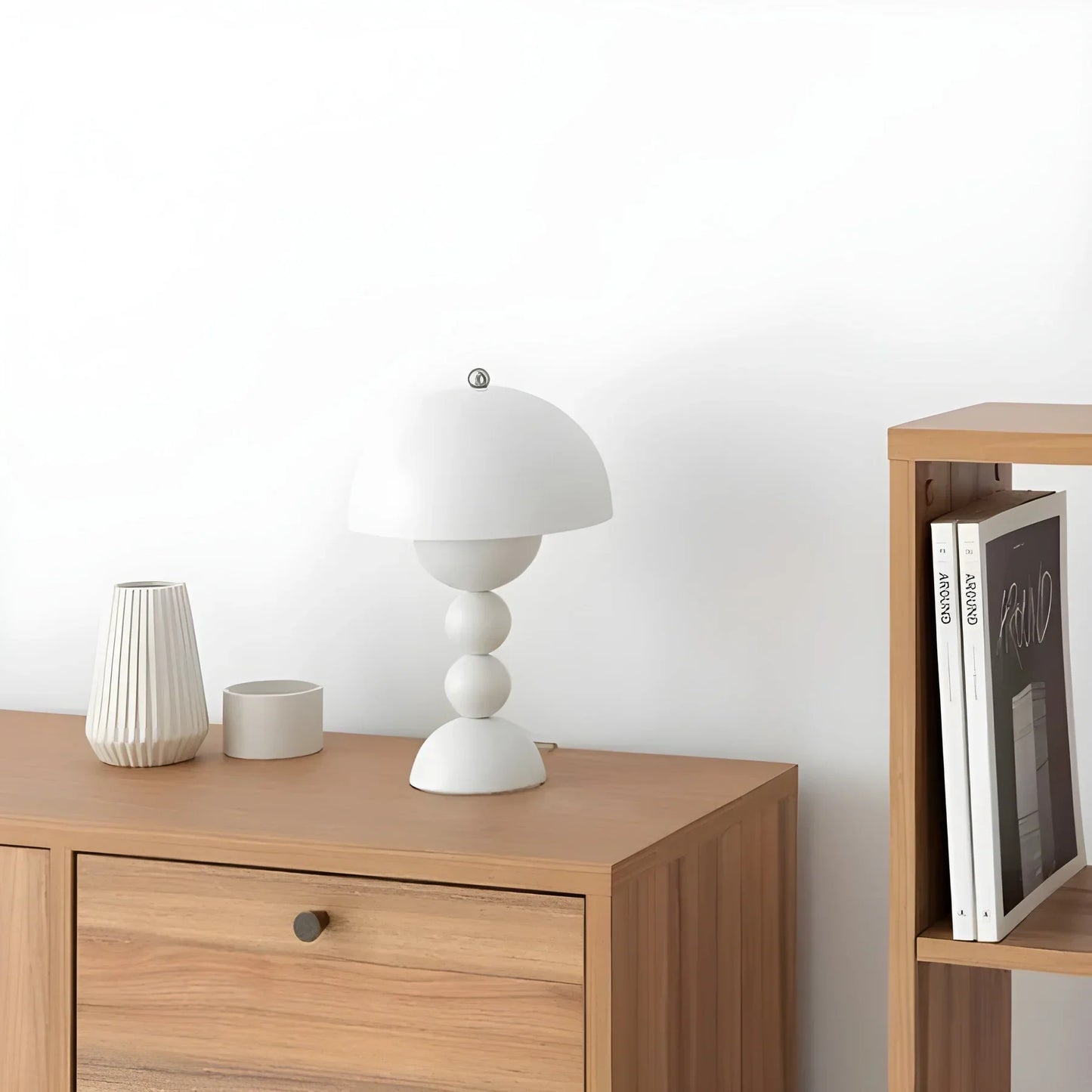 Moderne Tischlampe im Skandinavischen Design mit Goldakzenten