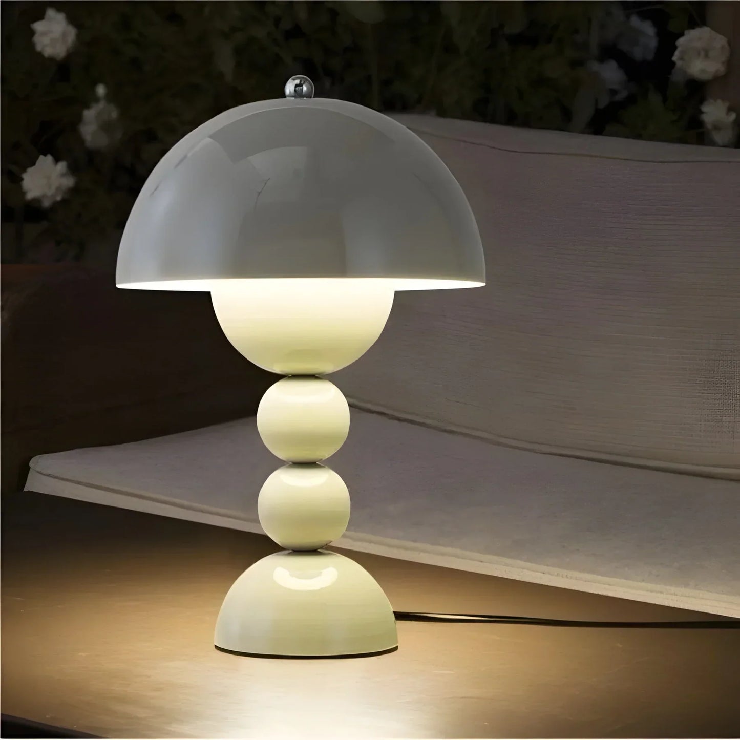 Moderne geometrische Tischlampe - Stilvolles skandinavisches Design mit buntem Fuß