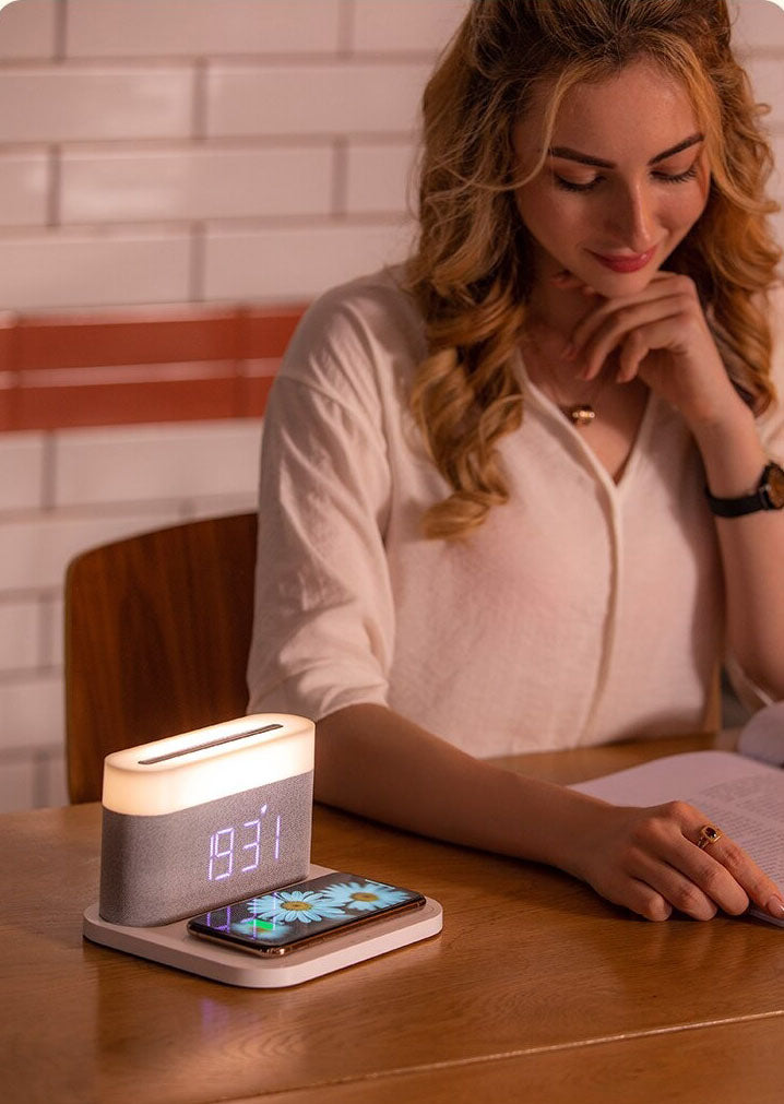 TriGlow – Multifunktionales Wireless Charger mit Wecker und LED-Tischlampe für moderne Effizienz