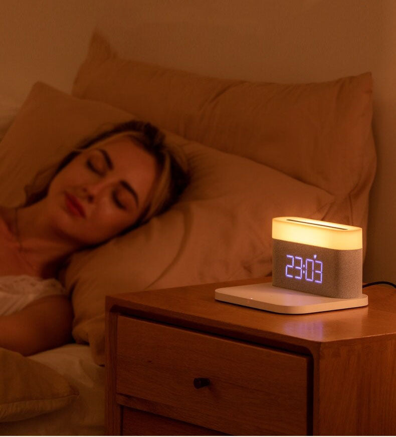 TriGlow – Multifunktionales Wireless Charger mit Wecker und LED-Tischlampe für moderne Effizienz