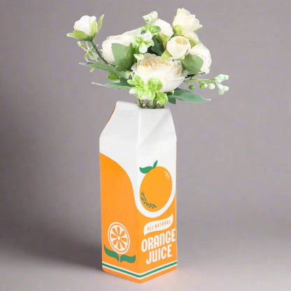 Keramikvase mit Orangensaft