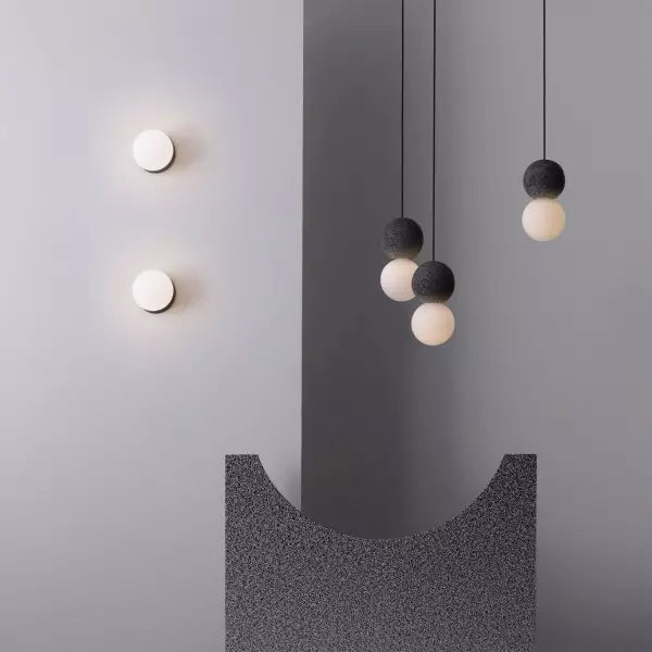 Suspension Origo – Geometrisches Design aus Vulkanstein und Opalglas-Diffusor
