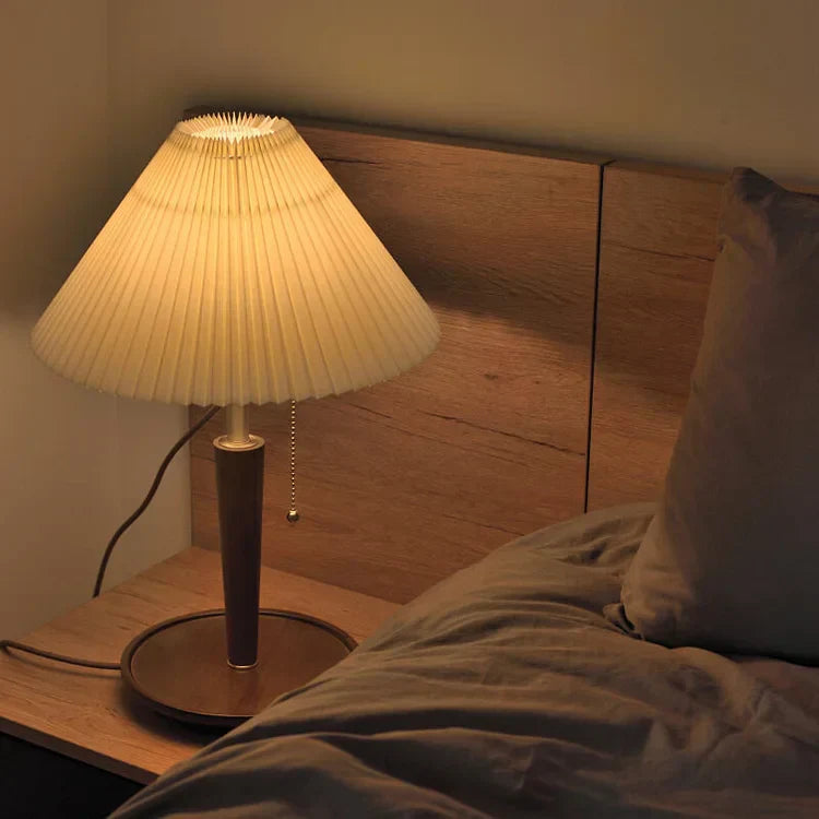 Garduru Tischlampe aus plissiertem Holz