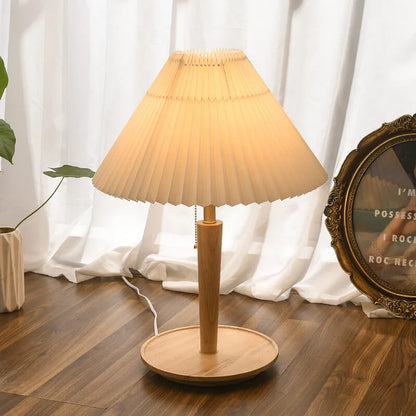 Garduru Tischlampe aus plissiertem Holz