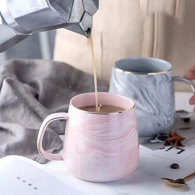 Kaffeetasse aus Keramik in Pastellfarbe mit Marmormuster