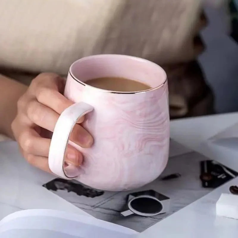 Kaffeetasse aus Keramik in Pastellfarbe mit Marmormuster