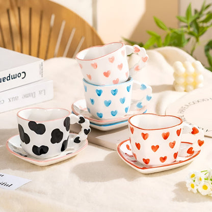 Musterte Kaffeetasse mit passender Untertasse