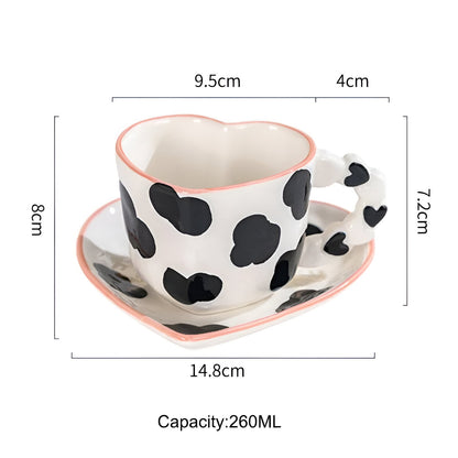 Musterte Kaffeetasse mit passender Untertasse