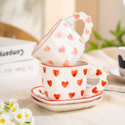 Musterte Kaffeetasse mit passender Untertasse
