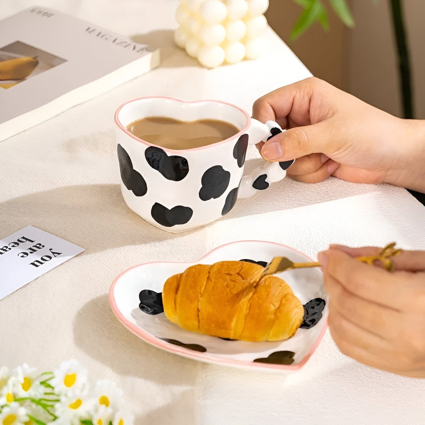Musterte Kaffeetasse mit passender Untertasse