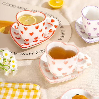 Musterte Kaffeetasse mit passender Untertasse