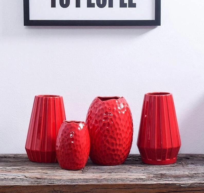 Garduru Geschwungene Rote Vase | Zeitloses Design | Dekoratives Highlight | Moderne Wohnkultur