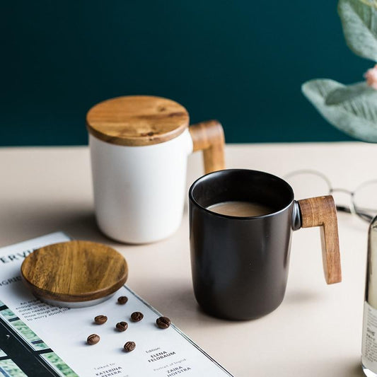 Nordischer Kaffeebecher mit Holzgriff und Deckel