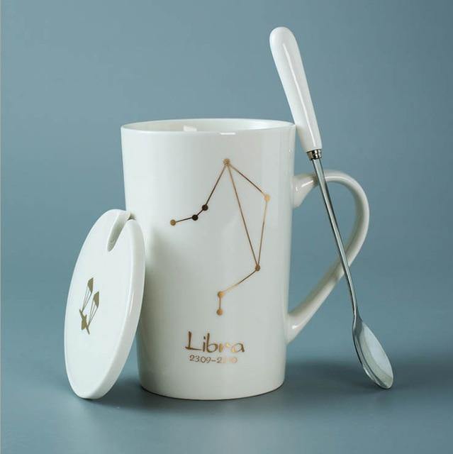 In The Stars Sternzeichen-Kaffeetasse mit Löffel und Deckel