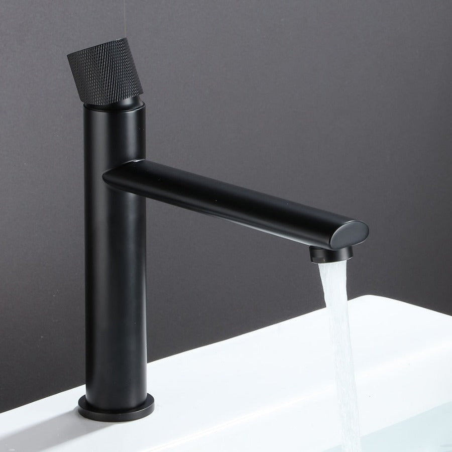 Moderner Wasserhahn mit schlanker Form – Platzsparend & ästhetisch