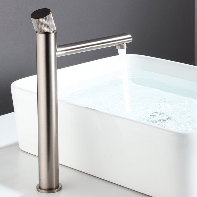 Moderner Wasserhahn mit schlanker Form – Platzsparend & ästhetisch