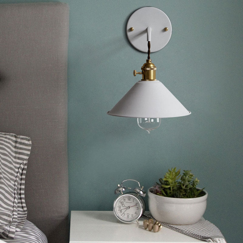 Wandlampe aus farbigem Metall im Vintage-Stil im Landhausstil