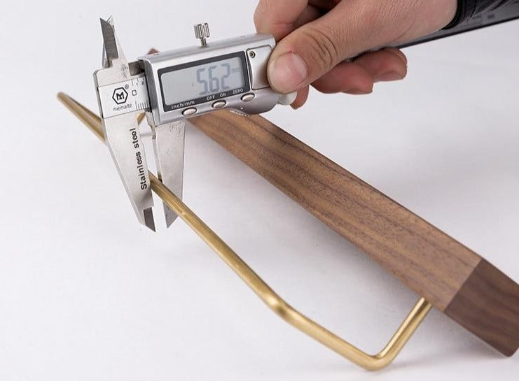 WoodCraft – Eleganter Buchenholz-Handtuchhalter mit Messingakzenten