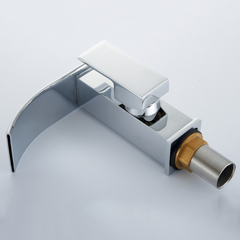 Stilvoller Wasserfall-Wasserhahn – Badarmatur mit luxuriösem Wasserlauf