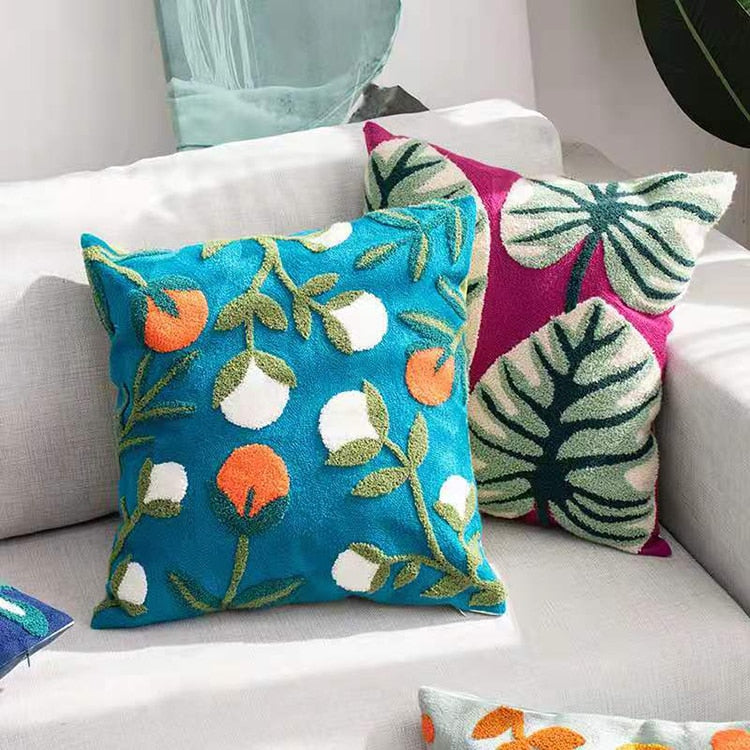 BotanicaLuxe – Strickkissenbezug mit üppigem Blumen- und Dschungelmuster