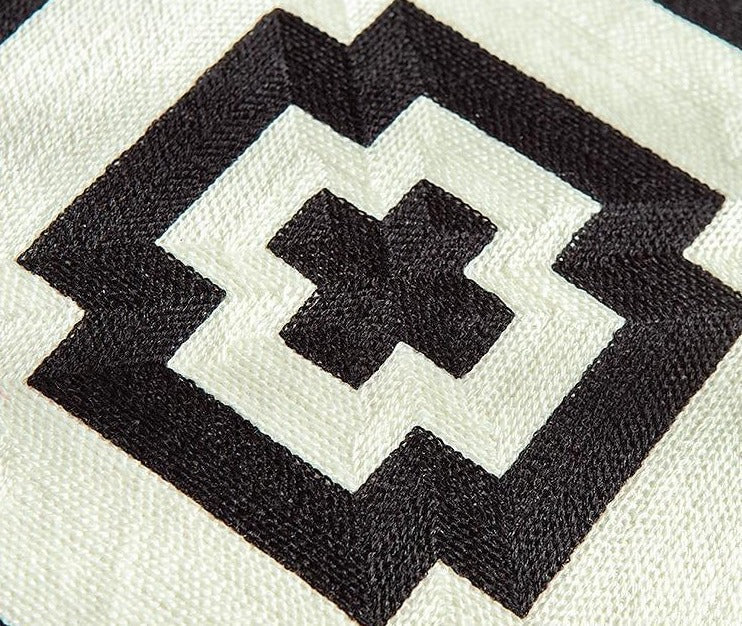 BotanicaLuxe – Strickkissenbezug mit üppigem Blumen- und Dschungelmuster