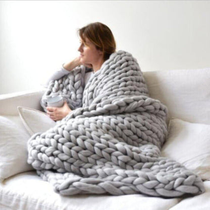 Royaleva Chunky Strickdecke – Handgefertigte Gemütlichkeit für alle Jahreszeiten