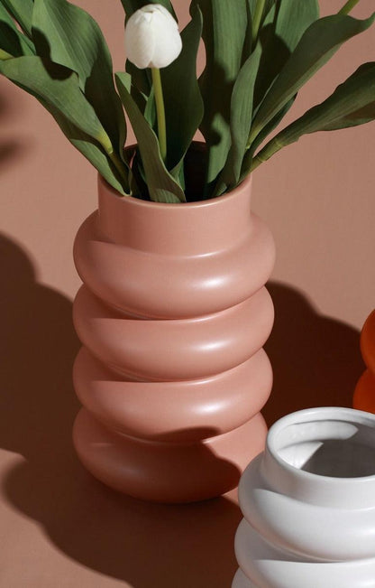 Garduru Chunky Keramikvase | Moderne Rollform | Dekorative Akzentvase in Weiß, Dunkelorange & Lachsrosa