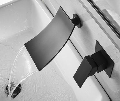 Elegante Wasserfall-Armatur mit geschwungenem Design