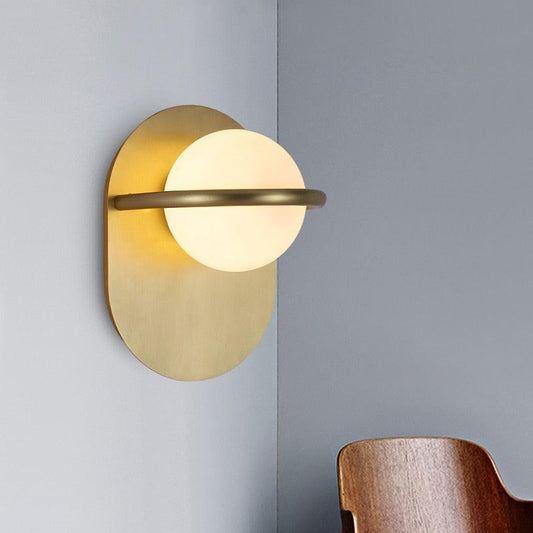 Moderne Wandlampe „Rise Orb & Brass“