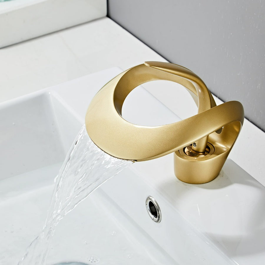 Badezimmer Wasserhahn mit modernem Wasserfallauslauf