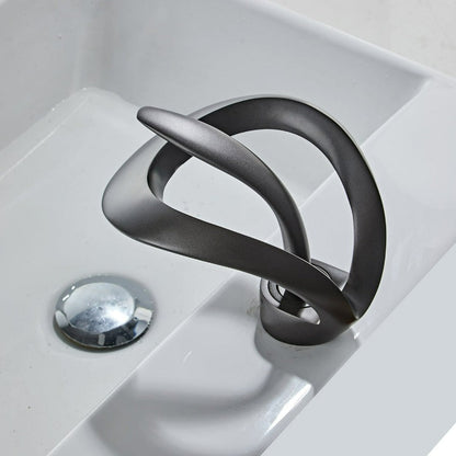 Badezimmer Wasserhahn mit modernem Wasserfallauslauf