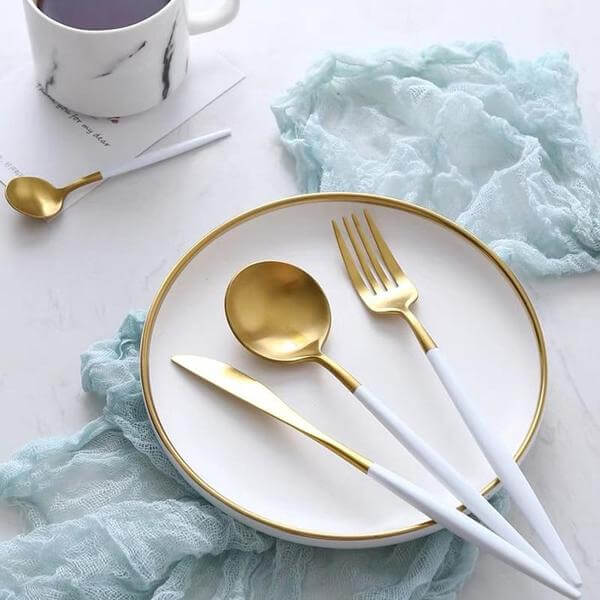 Moderne goldene Bestecksets