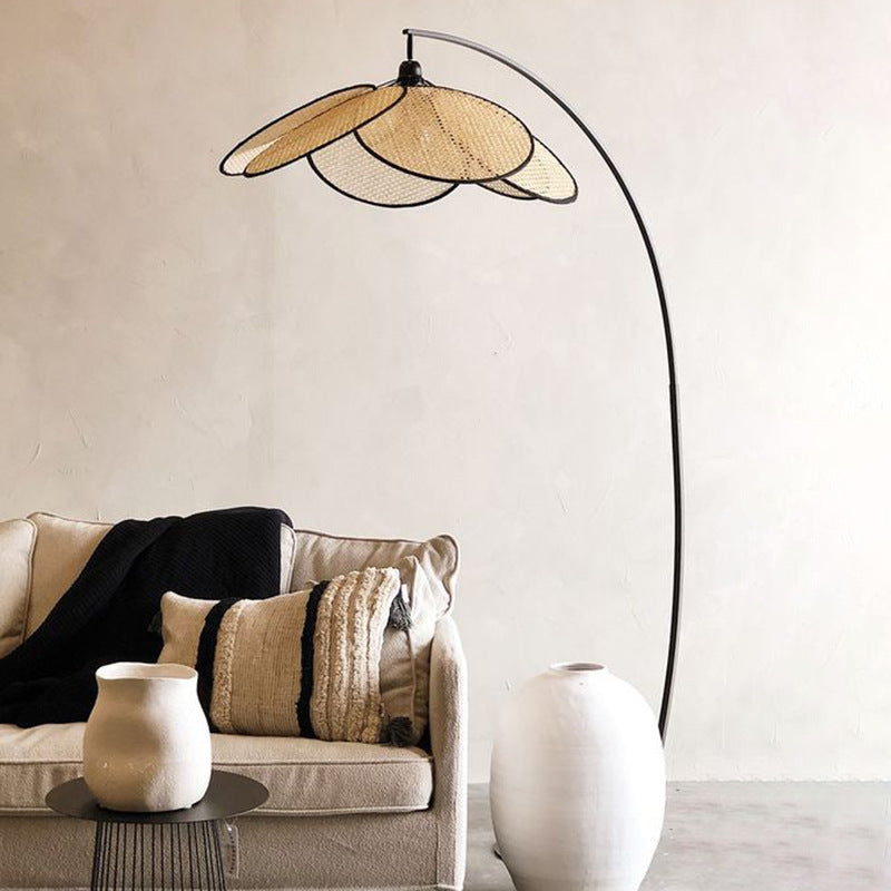 Garduru Rattan Wicker Stehlampe | Handgefertigtes Design | Natürliche Beleuchtung für Zuhause