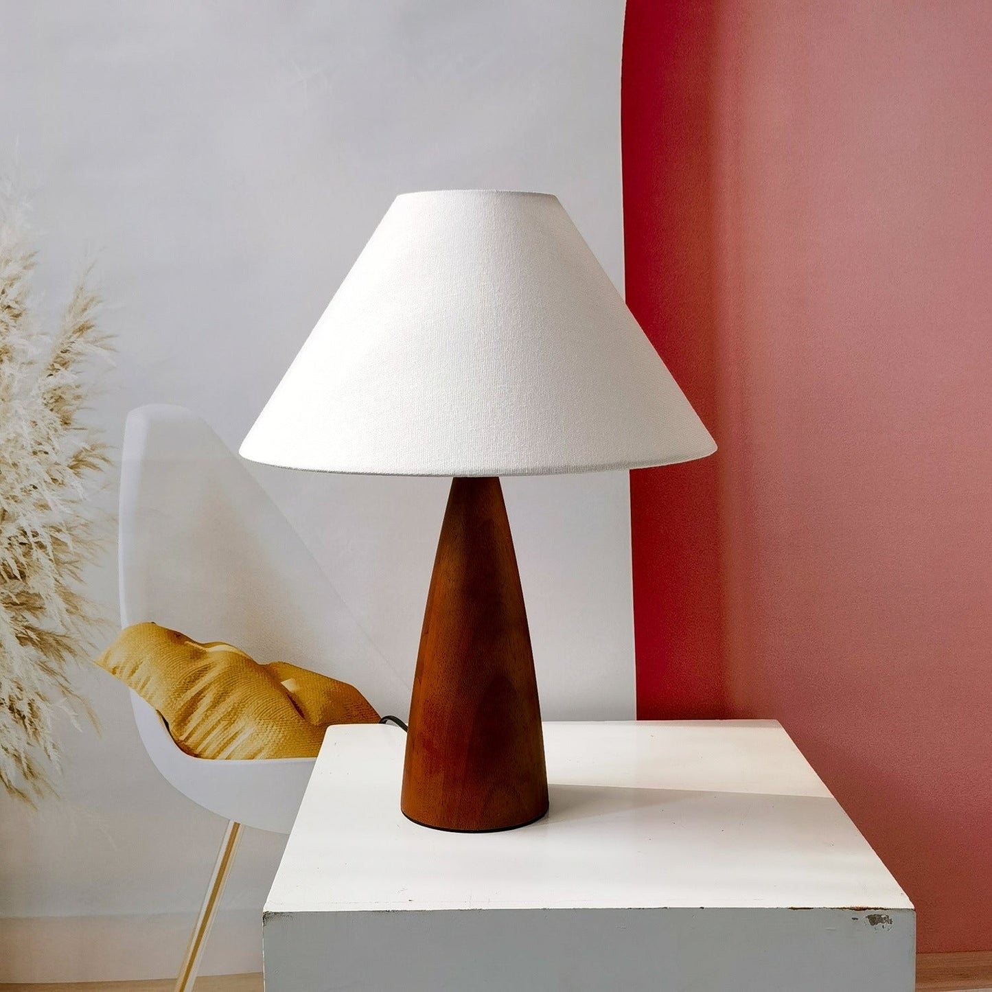 Garduru Stil Tischlampe aus Massivholz – Zeitloses Design mit warmem LED-Licht