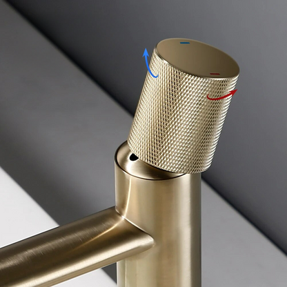 Moderner Wasserhahn mit schlanker Form – Platzsparend & ästhetisch