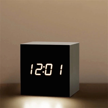 Digitaler LED-Wecker im Retro-Stil