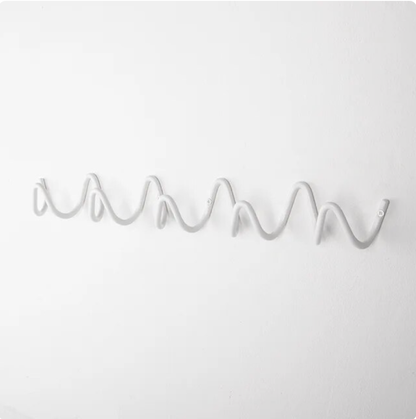 LineaLoop – Moderner Metall-Wandmantelständer mit elegantem Design